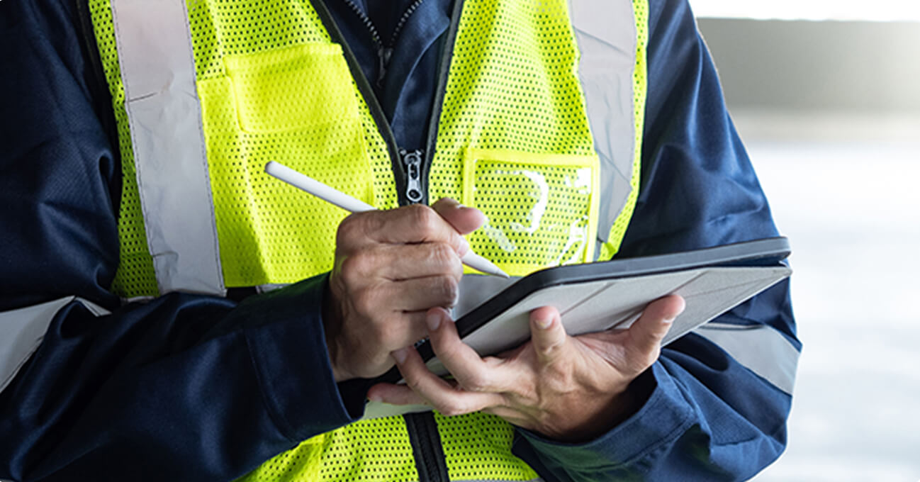 メモを取っている作業員の様子