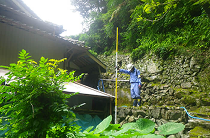 水準測量している様子